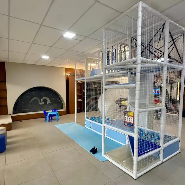 Espaço Kids da Barbearia Gaúcha com playground, piscina de bolinhas e lousa