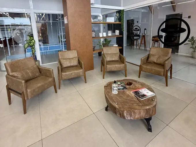 Sala de espera do salão masculino
